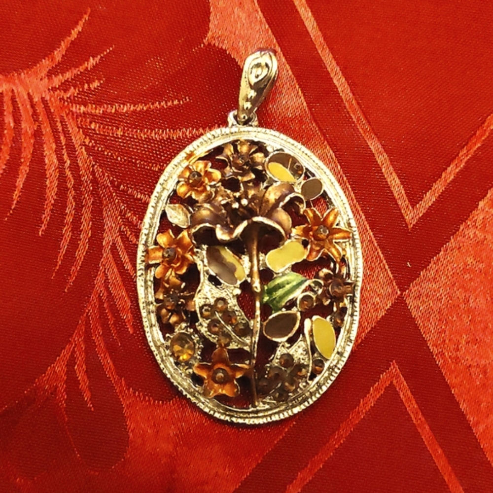 Pendant with floral ornament in glaze